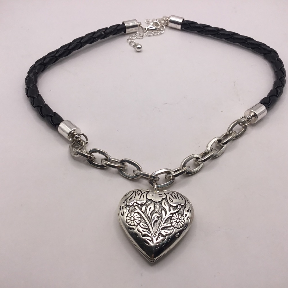 Vintage AVON Etched Heart Locket and STELLA & DOT Bardot Spiral Bracelet 🔥 - Picture 5 of 8